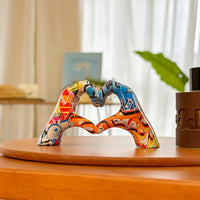 Creative Graffiti Resin Hand Gesture Heart Statue Home Decoration Nordic Heart-Shaped Statue for Girlfriend Valentine's Day Gift