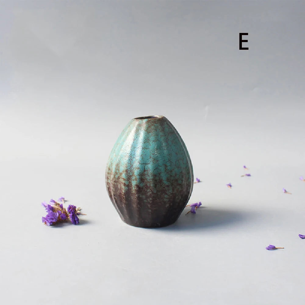 Ceramic small vase, home decoration handicraft desktop decoration, black small vase simple Japanese decoration