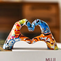 Creative Graffiti Resin Hand Gesture Heart Statue Home Decoration Nordic Heart-Shaped Statue for Girlfriend Valentine's Day Gift
