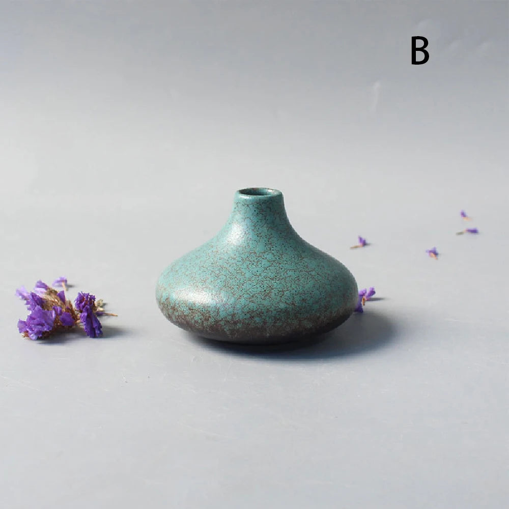 Ceramic small vase, home decoration handicraft desktop decoration, black small vase simple Japanese decoration